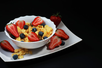 Corn flakes with fresh berries