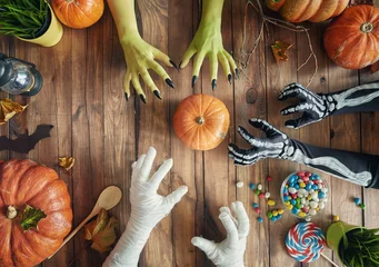 Foto op Plexiglas family celebrating Halloween © Konstantin Yuganov
