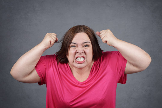 femme en colère criant