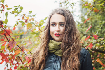 Naklejka premium Happy woman in autumn park outdoor