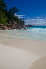 Tropischer Strand mit Granitfelsen auf Praslin, Seychellen.