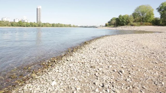 Rheinufer K&ouml;ln auf rechter Rheinseite Blick Richtung M&uuml;lheimer Br&uuml;cke