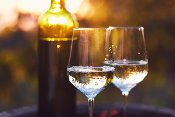 Deux verres de vin blanc au coucher du soleil