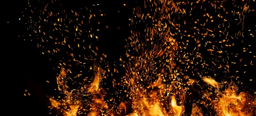 Photo sur Plexiglas Flamme Des étincelles de feu avec des flammes sur fond noir