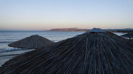 Bast Sonnenschirm am Strand von oben im Sonnenuntergang