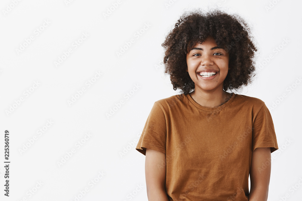 Wall mural waist-up shot of cute carefree friendly-looking african american teenage girl with afro hairstyle sm