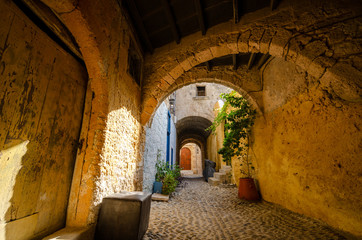 Obraz premium narrow street in old town of Rhodes in Greece