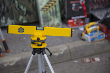 image of a yellow level mounted on an aluminum easel