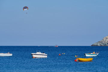 Gleitschirmfliegen an der Nordküste des Fischerdorfes Agia Pelagia der Insel Kreta