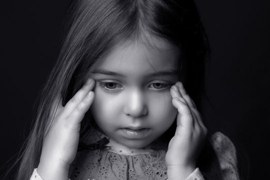 Черно-белый портрет плачущего ребенка