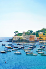 Naklejka premium Widok na piękne wybrzeże latem w Zatoce Ciszy w Sestri Levante we Włoszech.