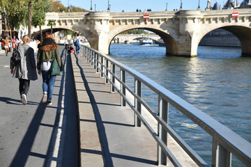 Flâner sur les quais à Paris, France