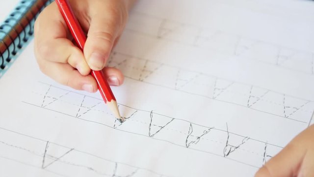 4 year old child learns to write