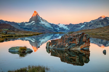 Matterhorn, Zwitserse Alpen. Landschapsbeeld van Zwitserse Alpen met Stellisee en Matterhorn op de achtergrond tijdens zonsopgang.