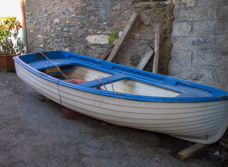 Obraz premium horizontal image of a white and blue rowboat photographed out of the water