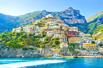 Weergave van Positano dorp langs de kust van Amalfi in Italië in de zomer.