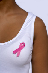  lazo rosa sobre la camiseta de una mujer afroamericana ,  concepto de cáncer de mama