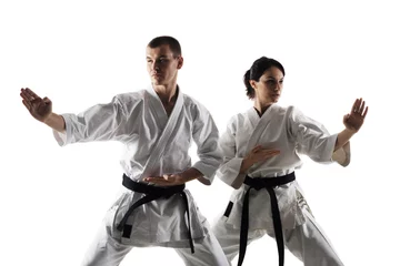 Photo sur Plexiglas Arts martiaux Karaté fille et garçon posant sur fond blanc