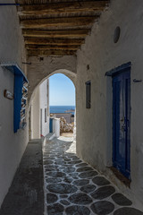 Caratteristico vicolo ad arco nel villaggio di Chorio a Kimolos, arcipelago delle isole Cicladi GR