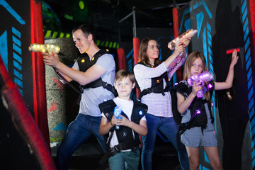 Obraz na płótnie Canvas Kids and adults on lasertag arena