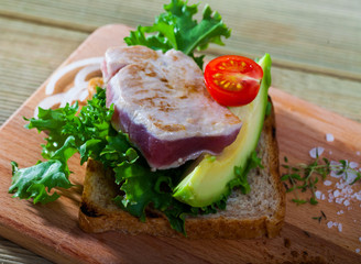 Sandwich with roasted tuna