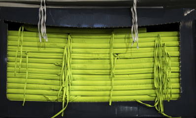 Colchonetas de color verde intenso expuestas para decorar el jardín.