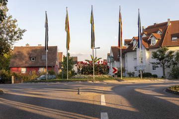 Obraz premium Strasse mit einer Verkehrsinsel in Iffezheim