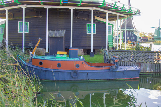 Altes buntes Boot am Wasser in Holland
