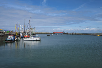 Fototapeta premium Hafen von Hooksiel an der Nordseeküste im Weltnaturerbe Nationalpark Wattenmeer - Stockfoto