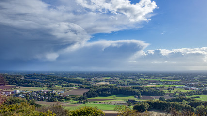 Fototapeta na wymiar Landschaft mit Gewitterwolken