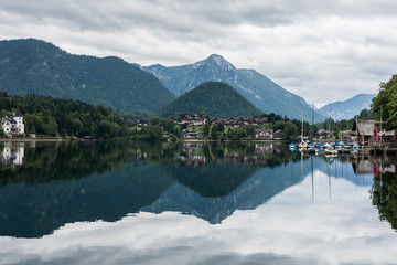Naklejka premium Lake Grundlsee, Austria, cloudy background