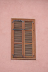 Fototapeta na wymiar old wooden window blinds, pink wall background