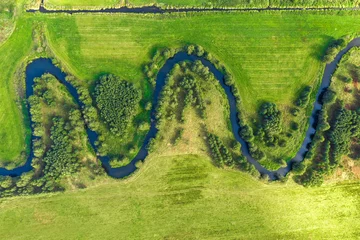 Fototapete Fluss Luftbild auf gewundenem Fluss in ländlicher Landschaft