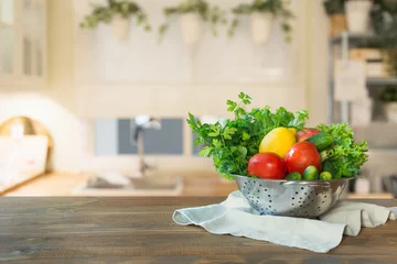 Crédence de cuisine en verre imprimé Légumes Cuisine moderne avec des légumes frais sur une table en bois, de l& 39 espace pour vous et des produits d& 39 affichage.