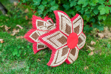 Czerwono kremowa waza lotos origami 3D © olekgraf