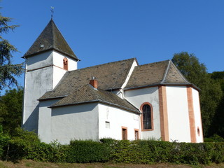 Fototapeta na wymiar St.-Jakobus-Pfarrkirche im Mannebachtal