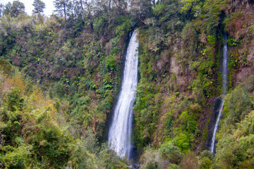 Hermosa caída de agua en el campo