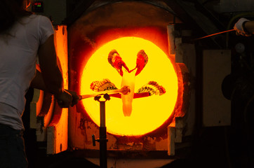 Manufacturing glass in a traditional oven,