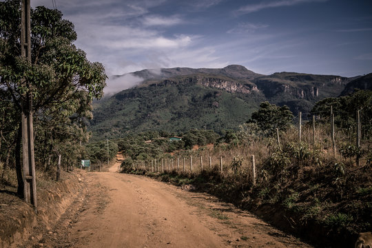 dirt road landscape in serra dos aves, minas gerais