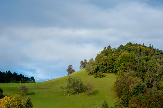 Gr&uuml;ner H&uuml;gel blauer Himmer