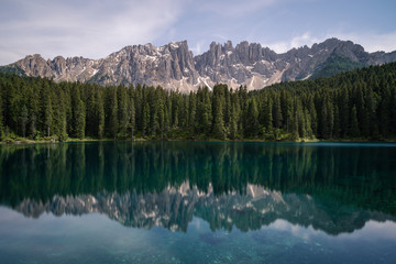 See mit Bergmassiv als Hintergrund