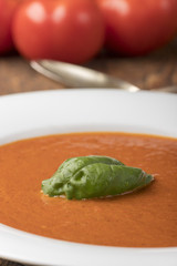 frische Tomatensuppe in einem Teller
