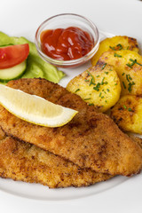 Nahaufnahme von einem Wiener Schnitzel mit Kartoffeln