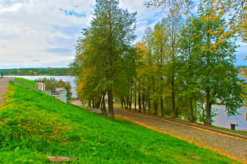 Fototapeta na wymiar Descent to the Volga River - a cobblestone road in autumn. Kostroma, Russia.