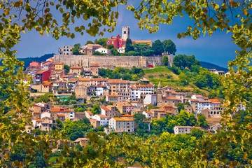 Obraz premium Town of Motovun on picturesque hill view through leaf frame