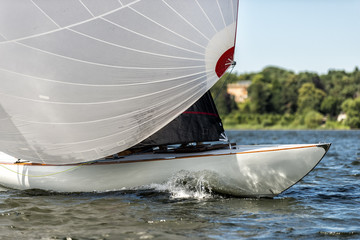 klassische Segelyacht bei einer Regatta