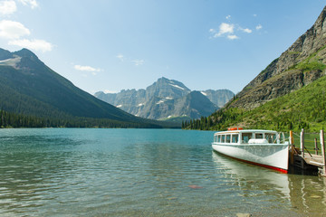 Obraz premium Ferry at Swiftcurrent Lake Glacier