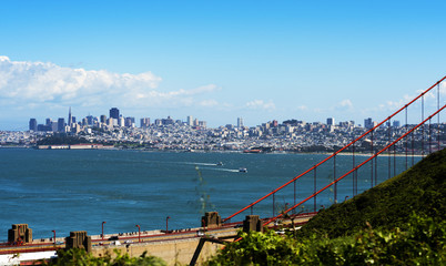 Obraz premium Golden Gate Bridge, San Francisco with bay and city views