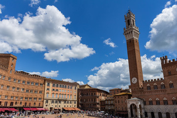 Obraz premium Panoramic view of the main square of the city of Siena