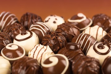 Dark, milk and white chocolate candies / pralines / truffles